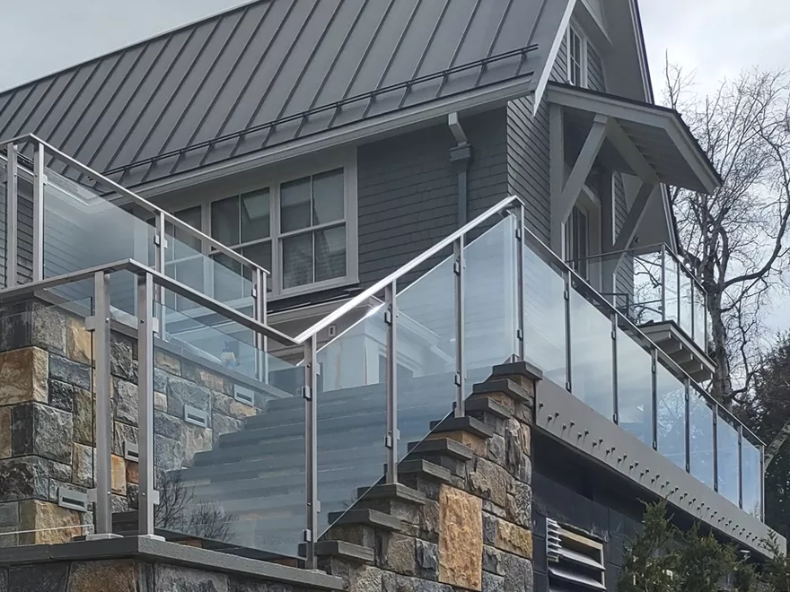 xoutdoor-glass-stair-railing-on-concrete-steps-880x660-120622.jpg.pagespeed.ic.9ojdvbcT2c